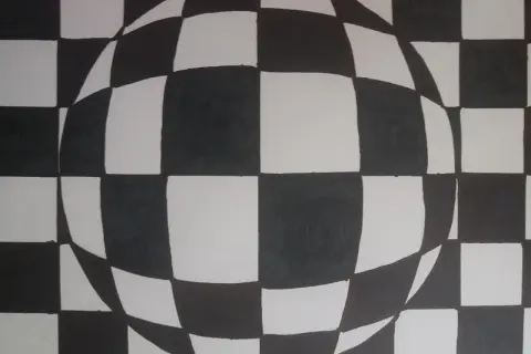 Czarno-biała kula z szachownicą, tworząca iluzję optyczną. Proste, ale efektowne op art łatwe do wykonania.