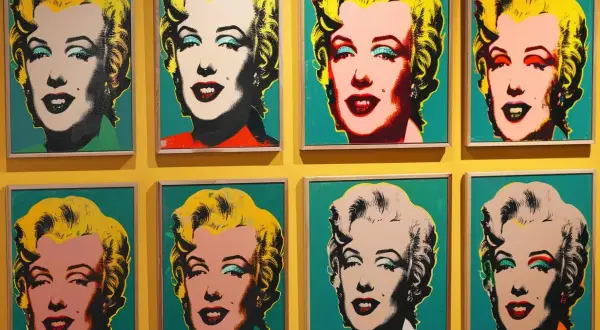 Osiem portretów Marilyn Monroe w stylu pop art Warhol, z różnymi kolorami tła i makijażu.