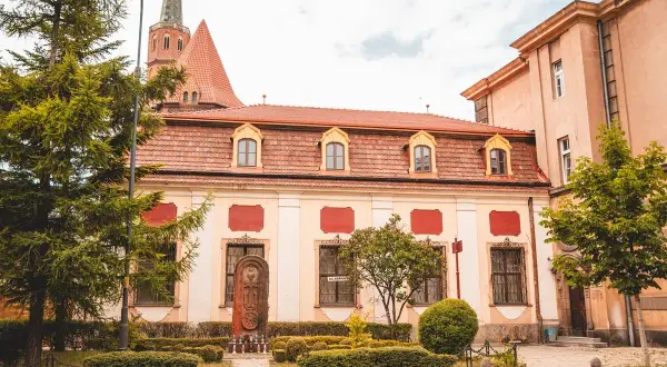 Barokowe budynki z czerwonymi dachami i ozdobnymi elementami, przypominające o bogactwie sztuki i architektury tamtej epoki.