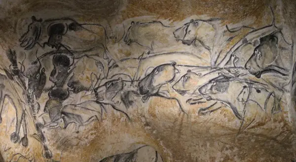 Prehistoryczne malarstwo abstrakcyjne na ścianie jaskini przedstawia dynamiczne sceny z udziałem zwierząt, jakby uchwycone w ruchu.