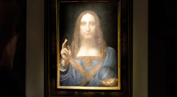 Salvator Mundi, uznawany za najdroższy obraz na świecie, przedstawia Chrystusa błogosławiącego prawą ręką i trzymającego kryształową kulę w lewej.