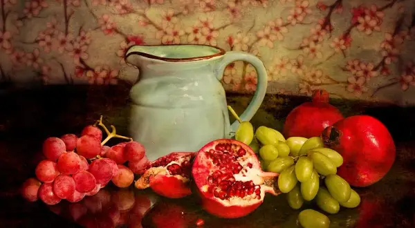 Martwa natura van Gogh: granaty, winogrona i dzbanek na tle kwitnącej wiśni.