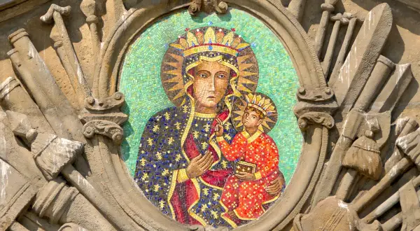 Mozaika Matki Boskiej Częstochowskiej w bogatej sukience rubinowej, otoczona symbolami.