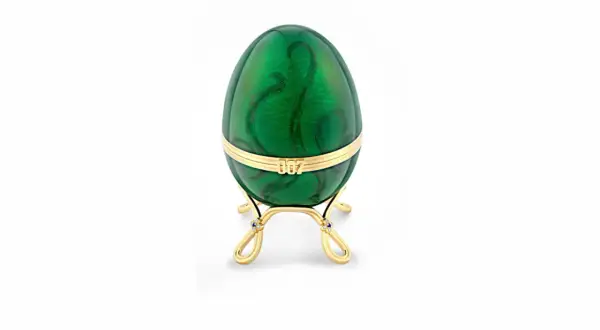 Zielone jajko Fabergé z motywem macek ośmiornicy i napisem "007" na złotym stojaku. Historia tych klejnotów jest fascynująca.