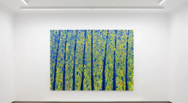 Abstrakcyjne obrazy Leona Tarasewicza w galerii. Intensywny błękit i żółć tworzą dynamiczną kompozycję, przypominającą rozkwitającą naturę.