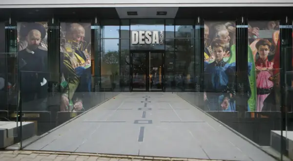 DESA Unicum, jeden z największych domów aukcyjnych w Polsce, prezentuje imponujące obrazy na fasadzie.