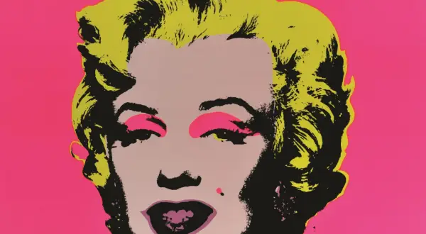 Ikona pop artu Andy Warhol w swoim stylu przedstawia Marilyn Monroe z jaskrawożółtymi włosami i różowym tłem.