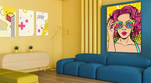 Pop art definicja: żywy obraz kobiety w okularach z napisem "WOW" obok abstrakcyjnych grafik.