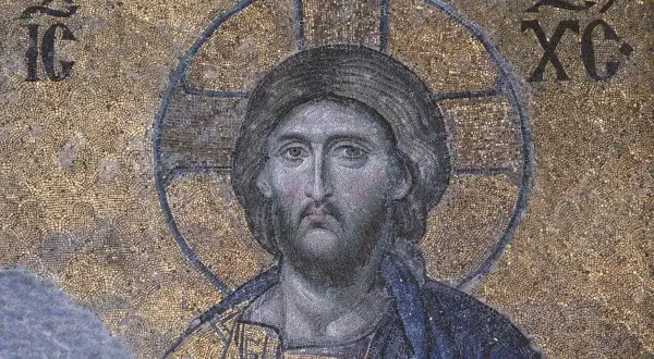 Bizantyjska mozaika przedstawiająca Chrystusa Pantokratora, jeden z najcenniejszych obrazów religijnych, z greckimi inicjałami.