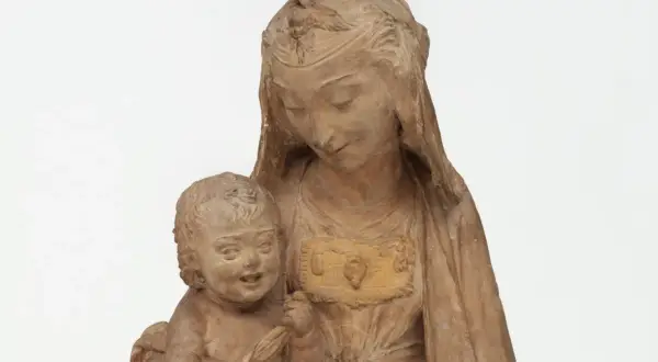 Glina, jakby stworzona przez samego Leonarda da Vinci, ukazuje czuły uścisk Matki Boskiej z Dzieciątkiem.
