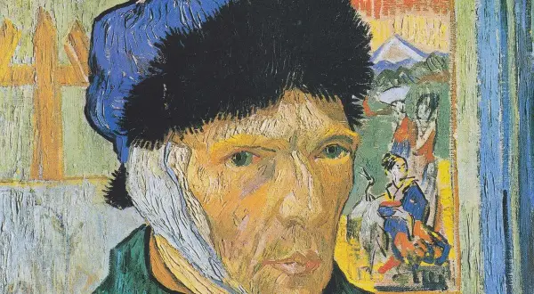 Portret malarza bez ucha, z zabandażowaną głową, w niebieskiej czapce i zielonej kurtce. W tle obraz japoński.