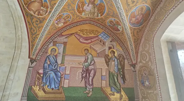 Mozaika przedstawia scenę z życia Maryi i anioła, ozdobiona motywami sztuki sakralnej.