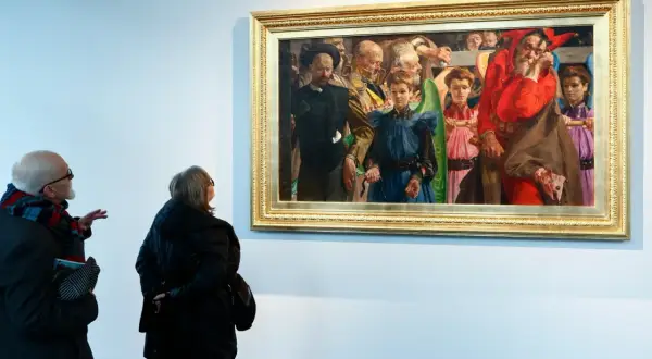 Para zwiedzających podziwia obraz "Ecce Homo" Malczewskiego, najdroższy obraz w historii polskiej sztuki.