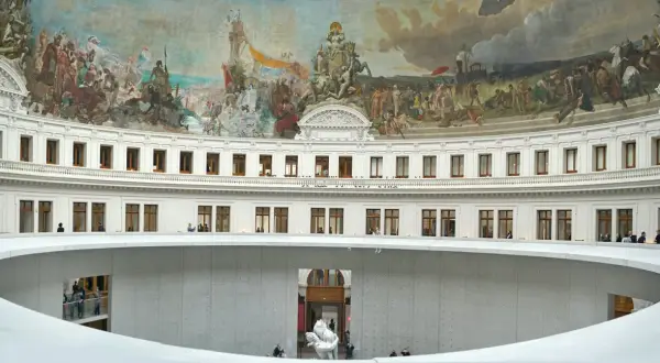 Wnętrze Bourse de Commerce w Paryżu, z freskami na kopule i nowoczesną spiralną rampą. Może to być miejsce, gdzie François Pinault prezentuje swoje kolekcje sztuki.