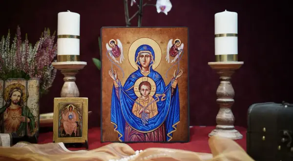 Ikony Matki Bożej i Jezusa, świece, kwiaty i różaniec. Te symbole religijne i ich znaczenie są głęboko zakorzenione w wierze.