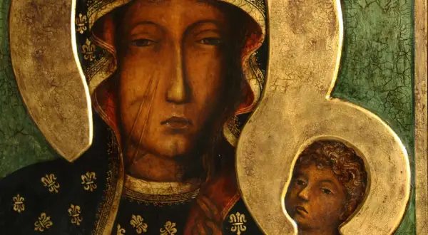 Oblicza Matki Boskiej Częstochowskiej i Dzieciątka Jezus na ikonie. Obecna sukienka Matki Boskiej Częstochowskiej ozdobiona złotymi liliami.