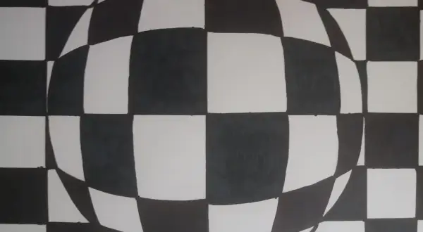 Czarno-biała kula z szachownicą, tworząca iluzję optyczną. Proste, ale efektowne op art łatwe do wykonania.