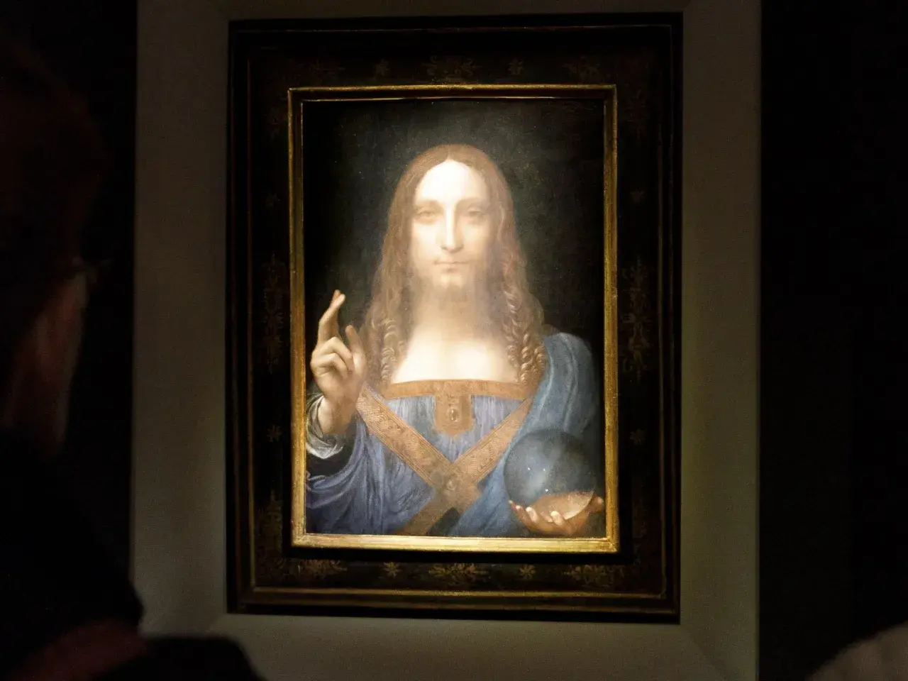 Salvator Mundi, uznawany za najdroższy obraz na świecie, przedstawia Chrystusa błogosławiącego prawą ręką i trzymającego kryształową kulę w lewej.