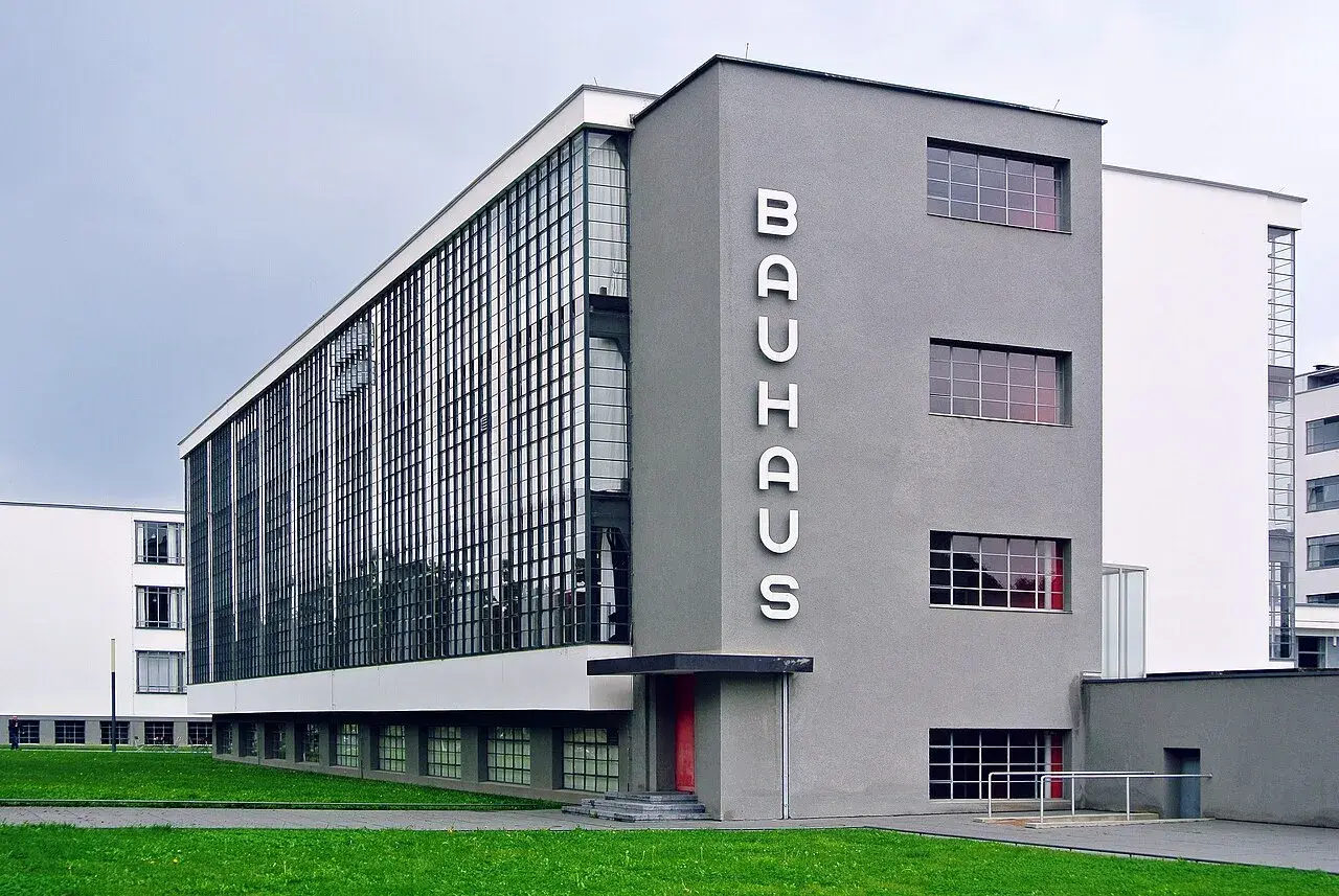 Bauhaus, przykład modernizmu co to. Szklana fasada i proste formy budynku.