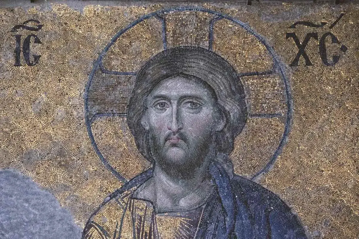 Bizantyjska mozaika przedstawiająca Chrystusa Pantokratora, jeden z najcenniejszych obrazów religijnych, z greckimi inicjałami.