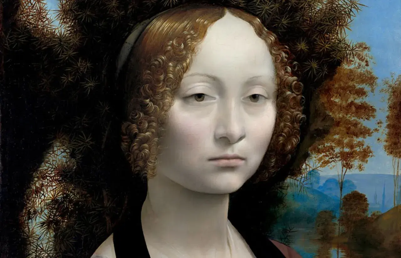 Portret kobiety z kręconymi włosami, przypominający Mona Lisę, na tle tajemniczego krajobrazu.