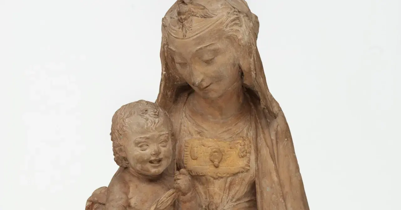 Glina, jakby stworzona przez samego Leonarda da Vinci, ukazuje czuły uścisk Matki Boskiej z Dzieciątkiem.