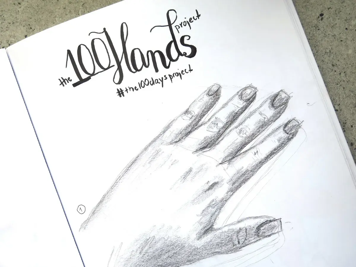 Rysunek dłoni ołówkiem, część projektu "The 100 Hands Project".