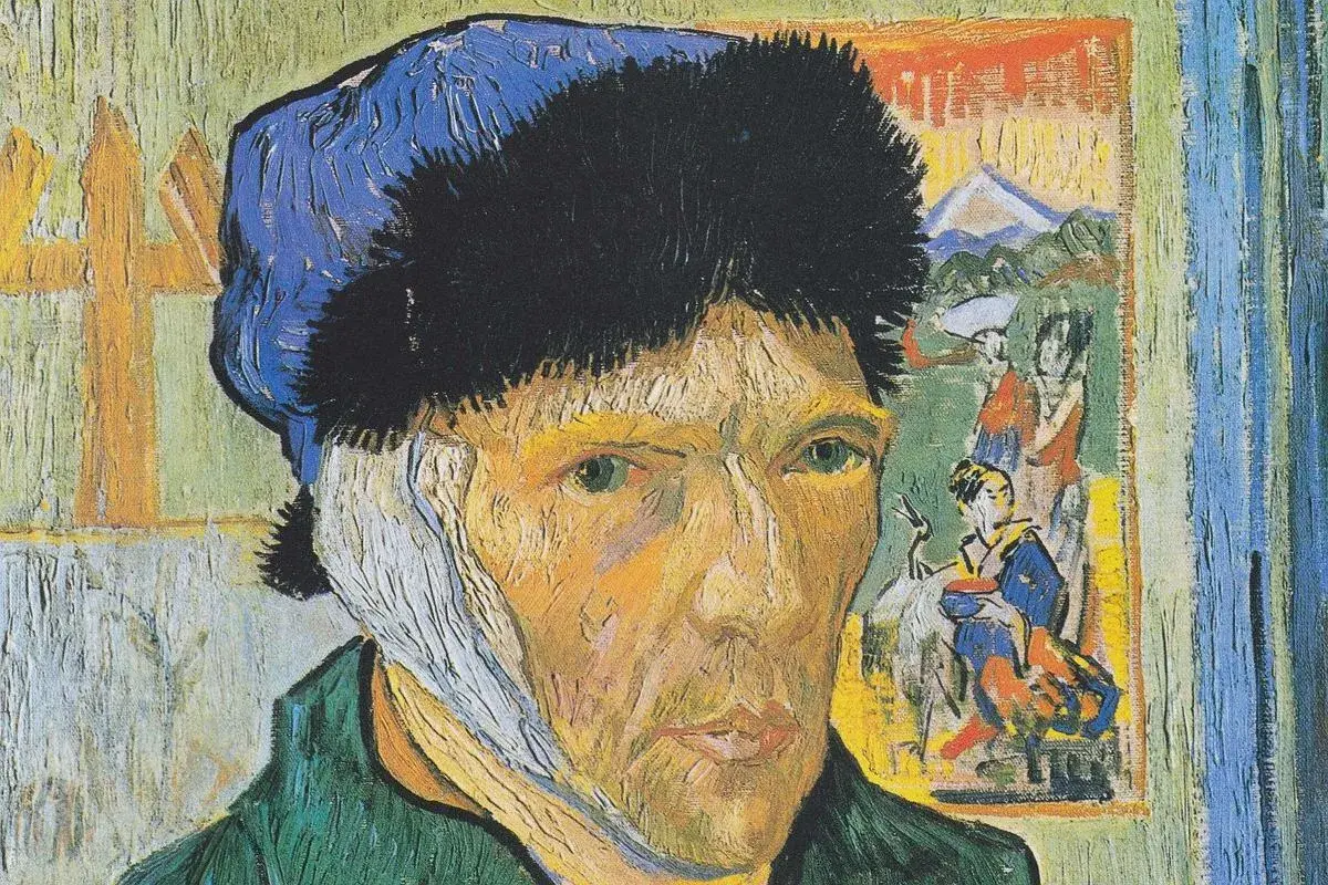 Portret malarza bez ucha, z zabandażowaną głową, w niebieskiej czapce i zielonej kurtce. W tle obraz japoński.