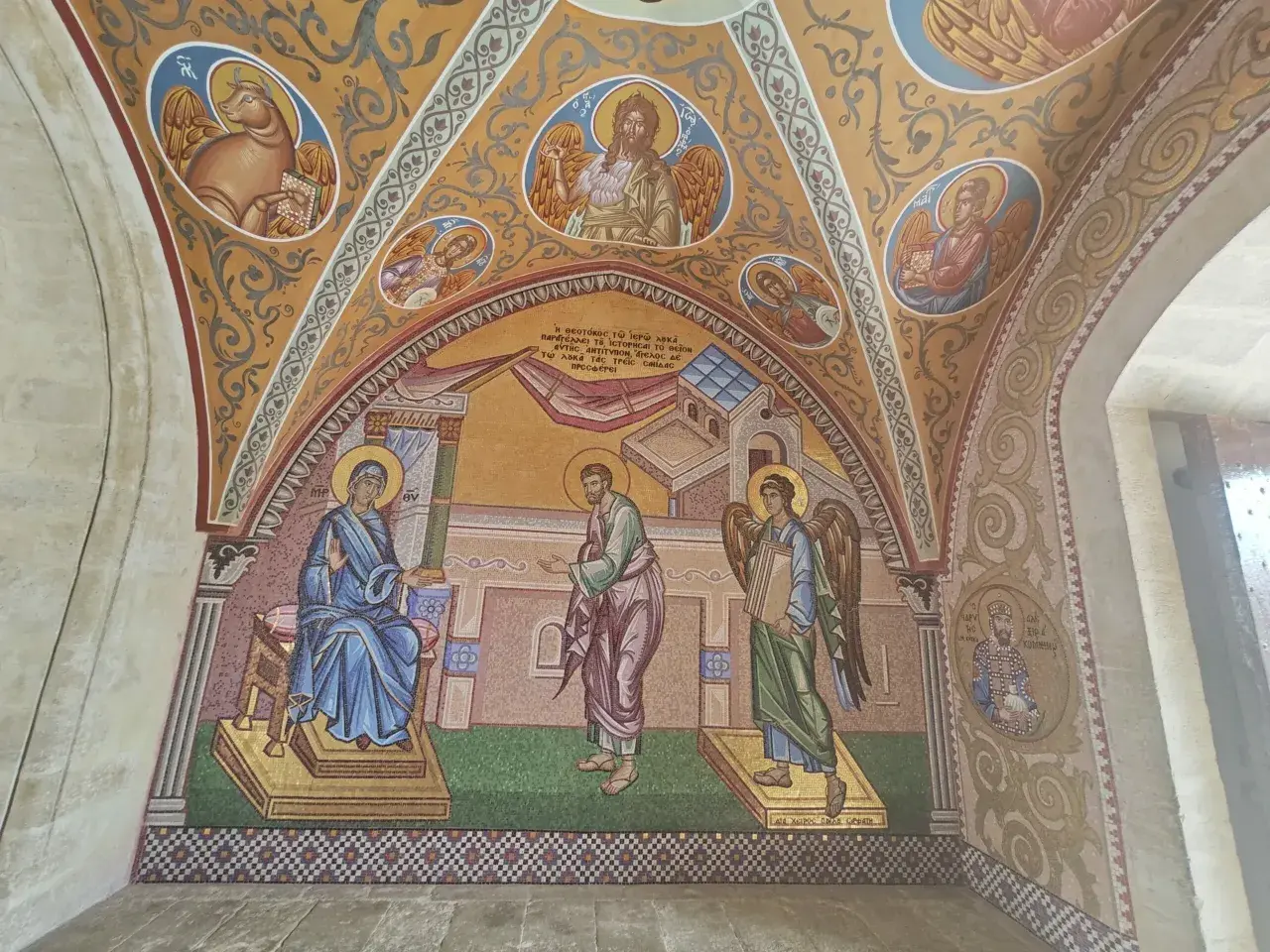 Mozaika przedstawia scenę z życia Maryi i anioła, ozdobiona motywami sztuki sakralnej.