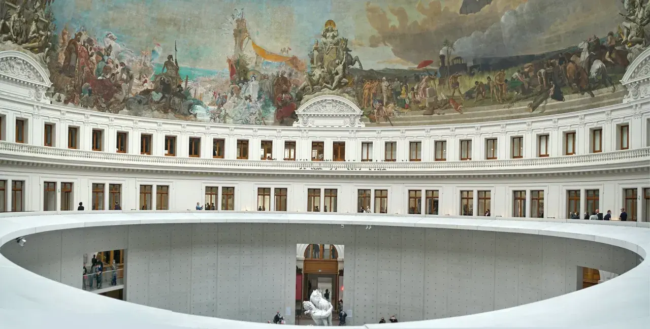 Wnętrze Bourse de Commerce w Paryżu, z freskami na kopule i nowoczesną spiralną rampą. Może to być miejsce, gdzie François Pinault prezentuje swoje kolekcje sztuki.