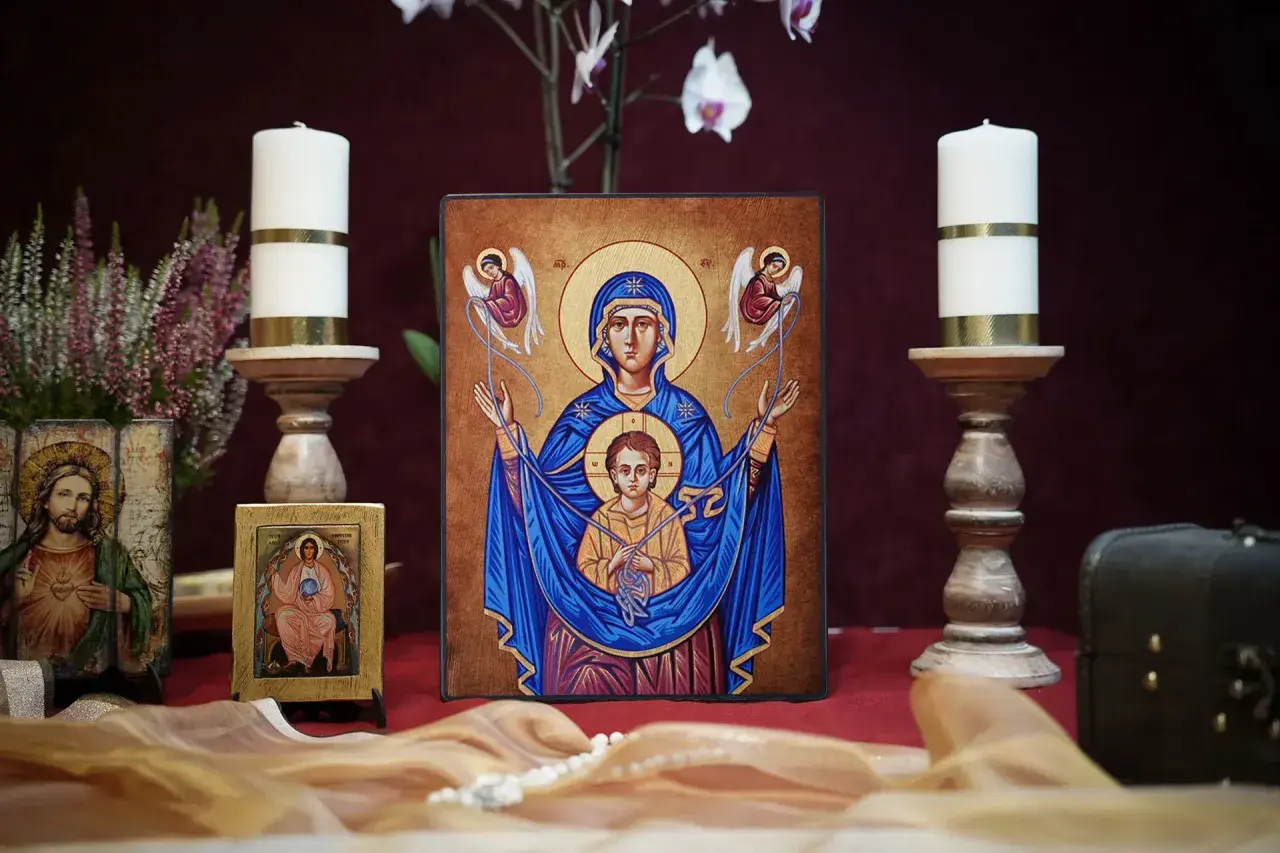 Ikony Matki Bożej i Jezusa, świece, kwiaty i różaniec. Te symbole religijne i ich znaczenie są głęboko zakorzenione w wierze.