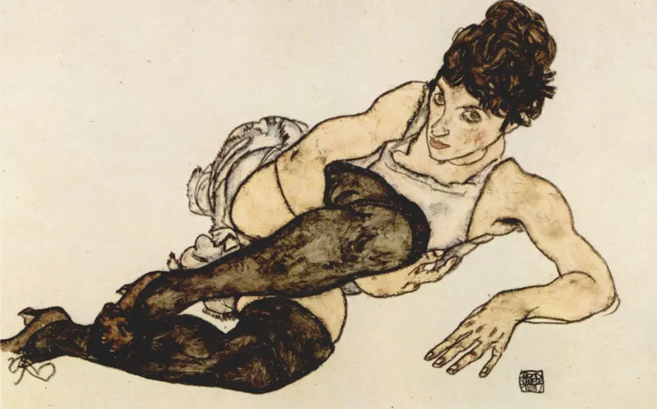 Ekspresyjne dzieła Egona Schiele: kobieta w pończochach leży w prowokacyjnej pozie, jej ciało wygięte w nienaturalny sposób.