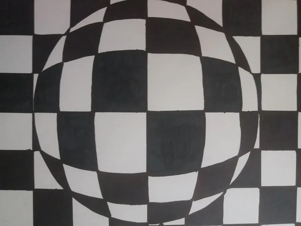 Czarno-biała kula z szachownicą, tworząca iluzję optyczną. Proste, ale efektowne op art łatwe do wykonania.