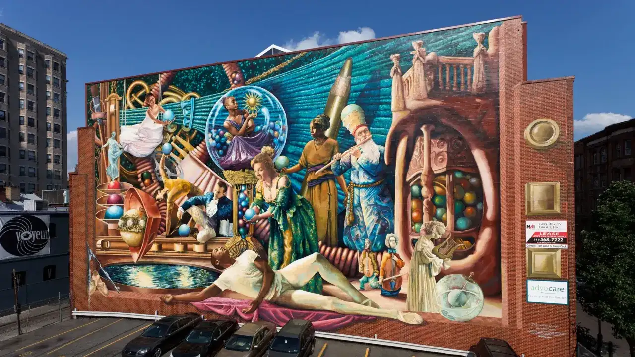 Wielobarwny mural przedstawia surrealistyczną scenę z ludźmi w historycznych strojach, kulami i instrumentami.