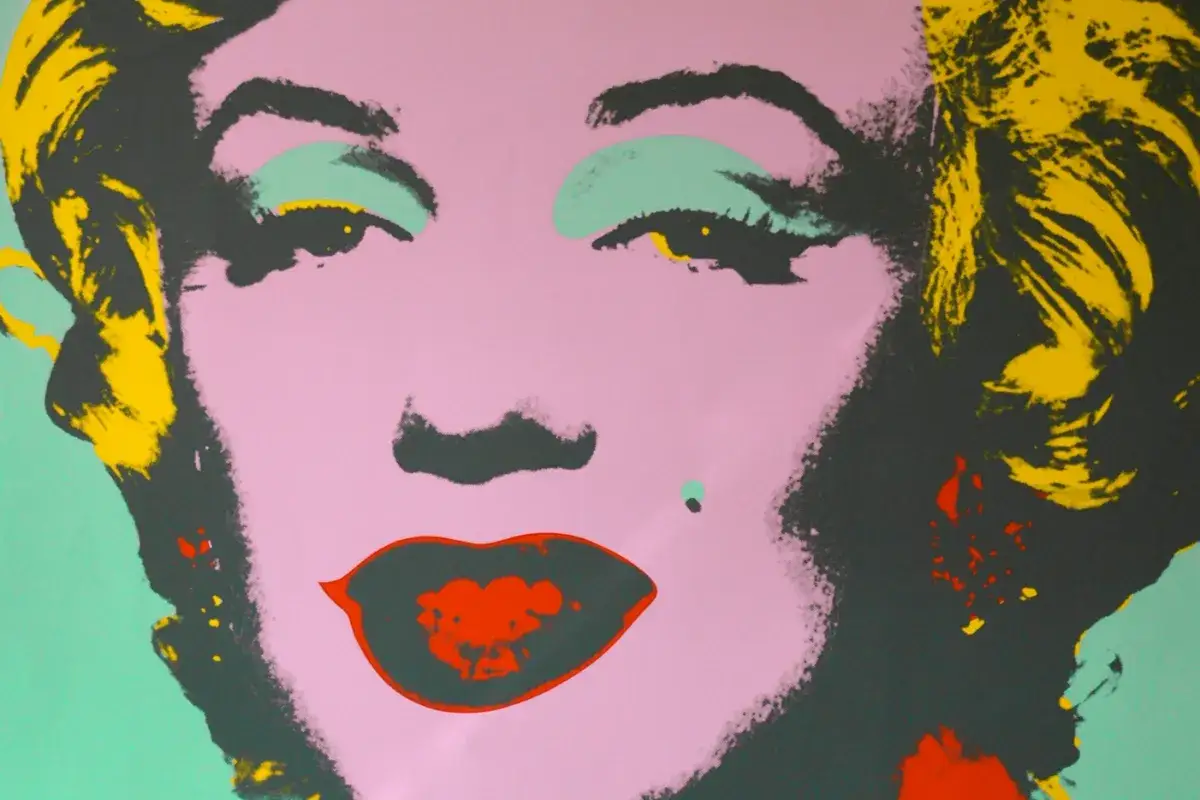 Ikona pop artu Andy Warhol w żywych kolorach. Marilyn Monroe z różową twarzą, żółtymi włosami i czerwoną szminką.