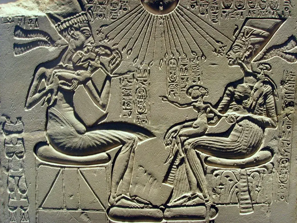Starożytny rodzaj płaskorzeźby: Nefertiti i Akhenaten z dziećmi pod promieniami Atona.