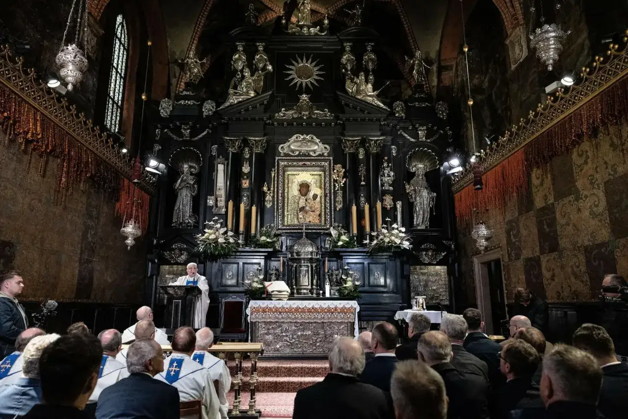 Uroczystość przed ikoną Matki Boskiej Częstochowskiej, gdzie widać jej rubinową sukienkę.