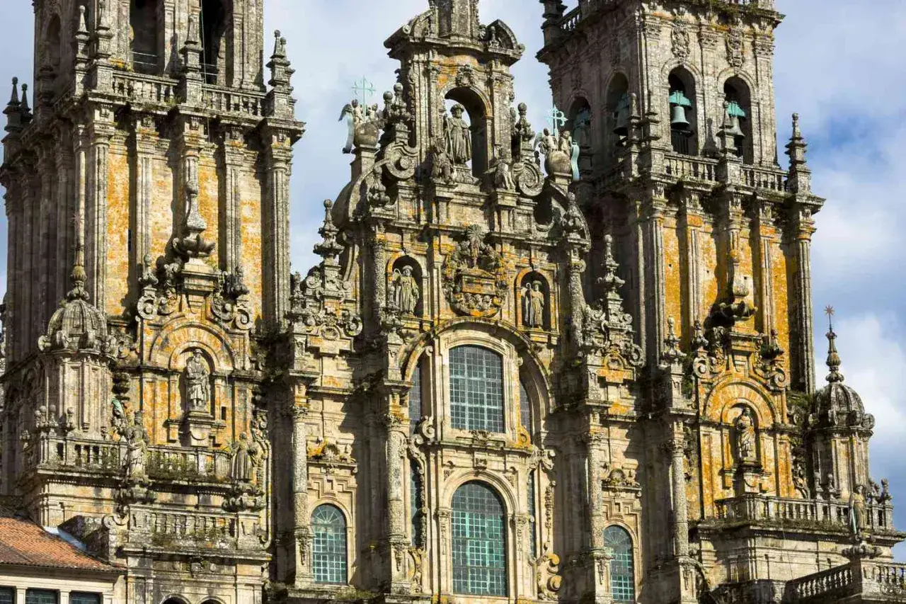 Majestatyczna fasada katedry w Santiago de Compostela, przykład baroku, który rozwijał się najpełniej w krajach takich jak Hiszpania.