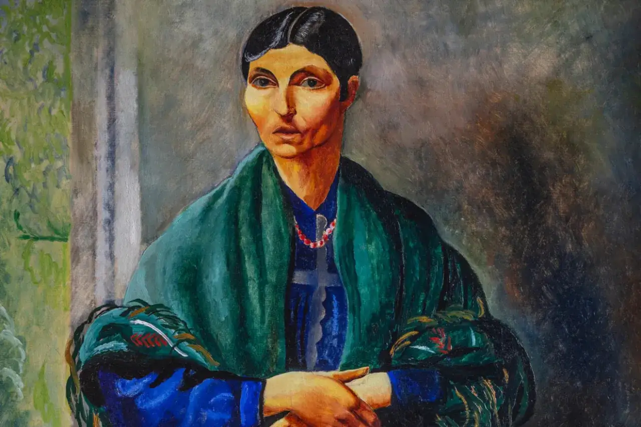 Portret kobiety w zielonym szalu, z naszyjnikiem. Obraz, który jest świetną inwestycją w sztukę, emanuje tajemniczością.