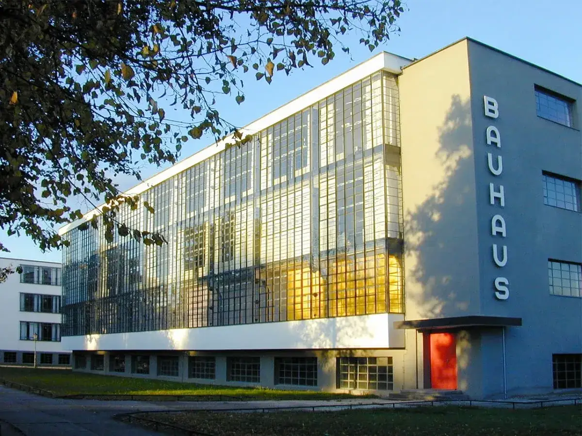 Bauhaus, przykład tego, czym jest modernizm: budynek z wielkimi oknami i prostą formą.