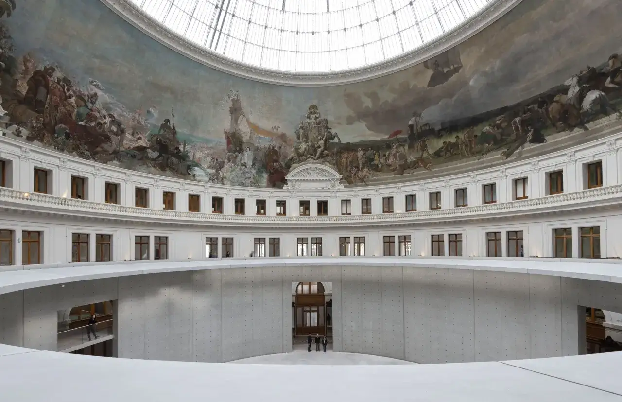 Wnętrze Bourse de Commerce, gdzie François Pinault stworzył przestrzeń dla swojej kolekcji sztuki. Monumentalny fresk na kopule i nowoczesna architektura.