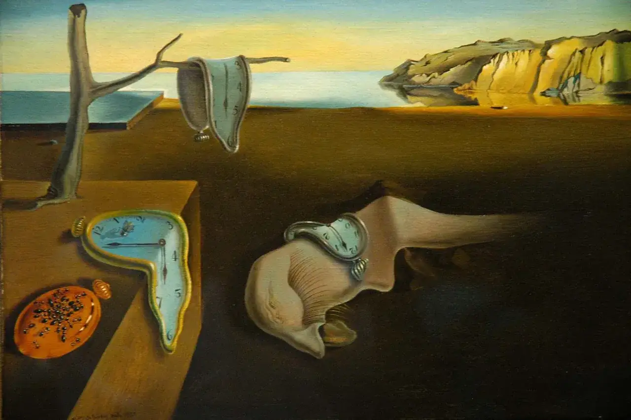Płynące zegary na pustynnym krajobrazie, dzieło Salvadora Dalego, symbolizują ulotność czasu i surrealistyczne wizje.