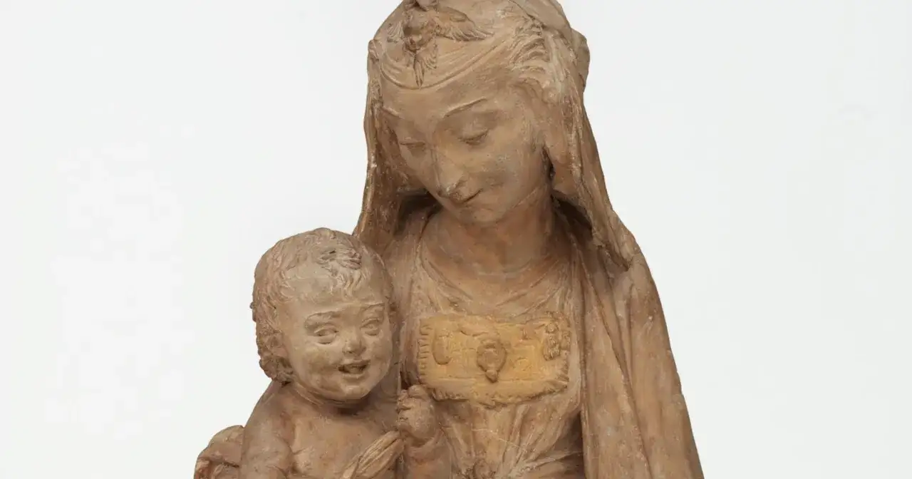 Glina, jakby stworzona przez samego Leonarda da Vinci, ukazuje czuły uścisk Matki Boskiej z Dzieciątkiem. Te rzeźby emanują spokojem i boskością.