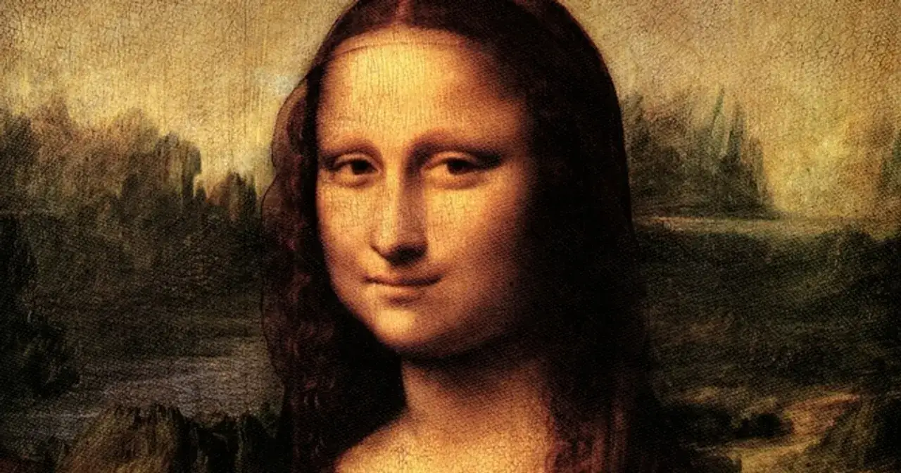 Tajemniczy uśmiech Mona Lisy na tle krajobrazu.