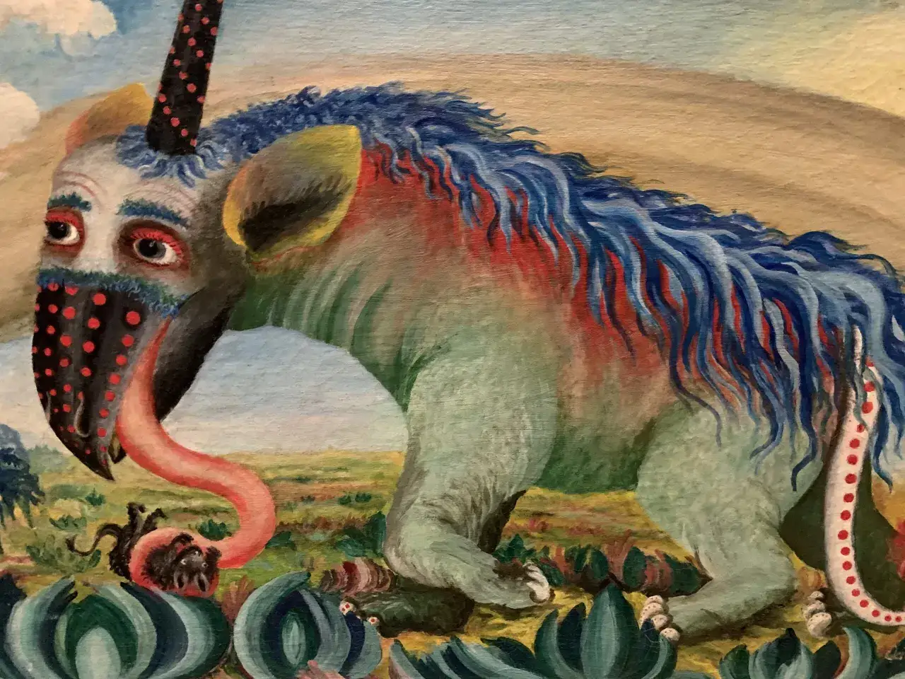 Dziwny stwór z ludzką twarzą i rogiem, jak Jakub Julian Ziółkowski, w surrealistycznym krajobrazie.