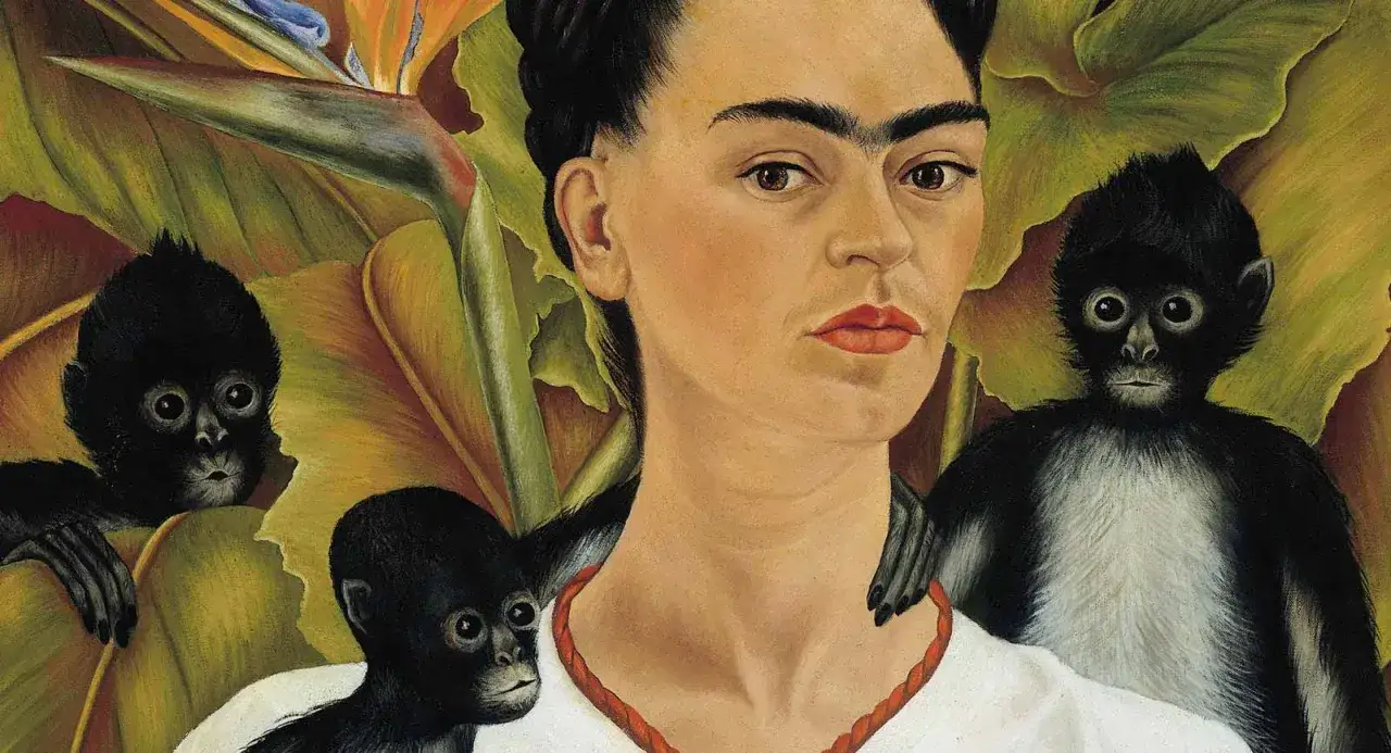 Frida Kahlo, otoczona małpami i bujną roślinnością, w swoim charakterystycznym stylu. Jej twórczość to odważne portrety i symbolizm.