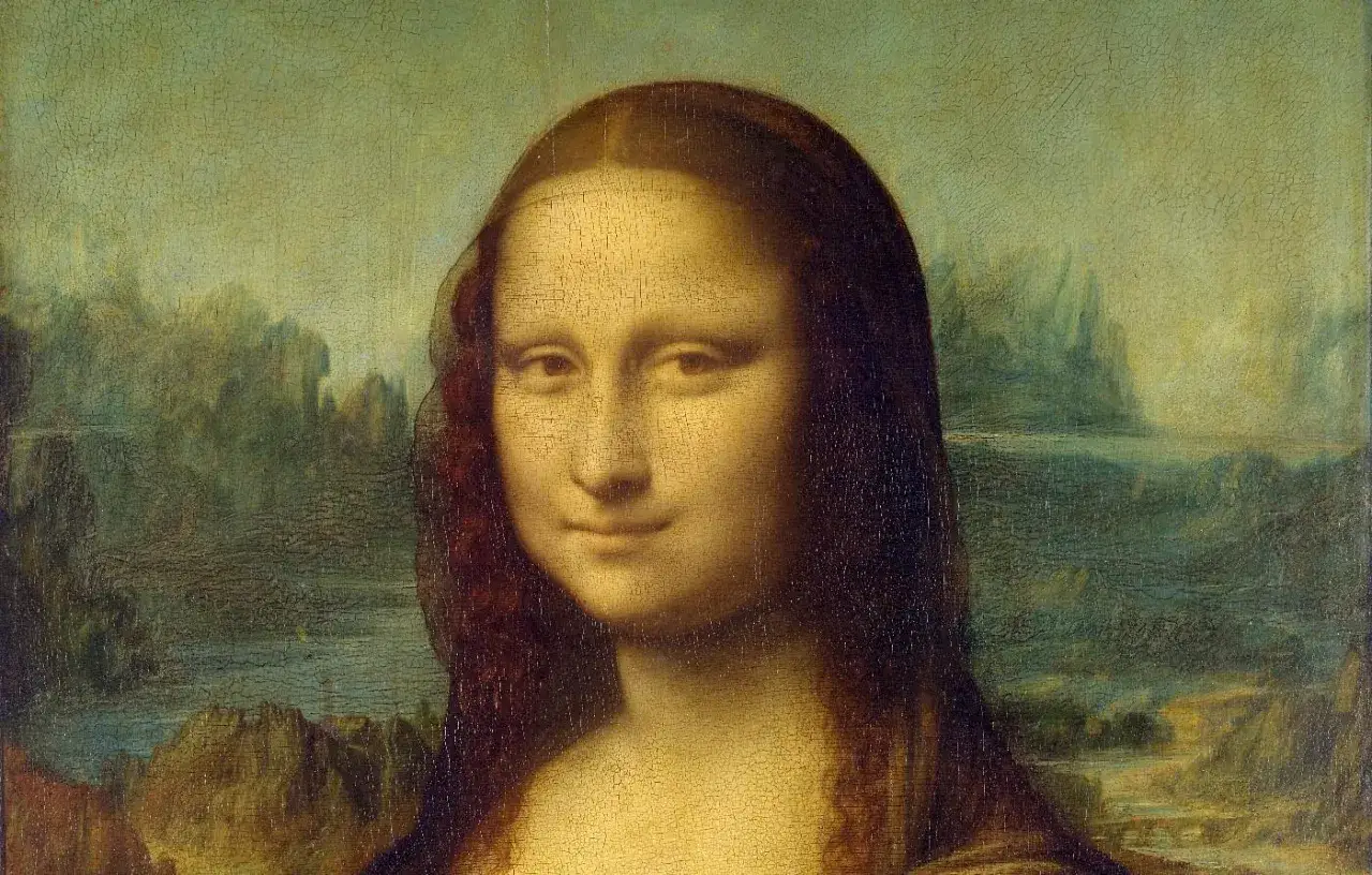 Tajemniczy uśmiech Mona Lisy da Vinci na tle krajobrazu.
