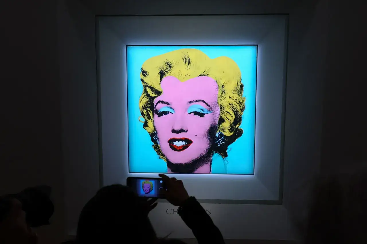 Ikona Marilyn Monroe w stylu Andy'ego Warhola, uchwycona przez telefon.