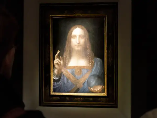 Salvator Mundi, uznawany za najdroższy obraz na świecie, przedstawia Chrystusa błogosławiącego prawą ręką i trzymającego kryształową kulę w lewej.