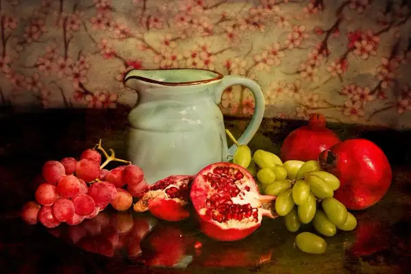 Martwa natura van Gogh: granaty, winogrona i dzbanek na tle kwitnącej wiśni.